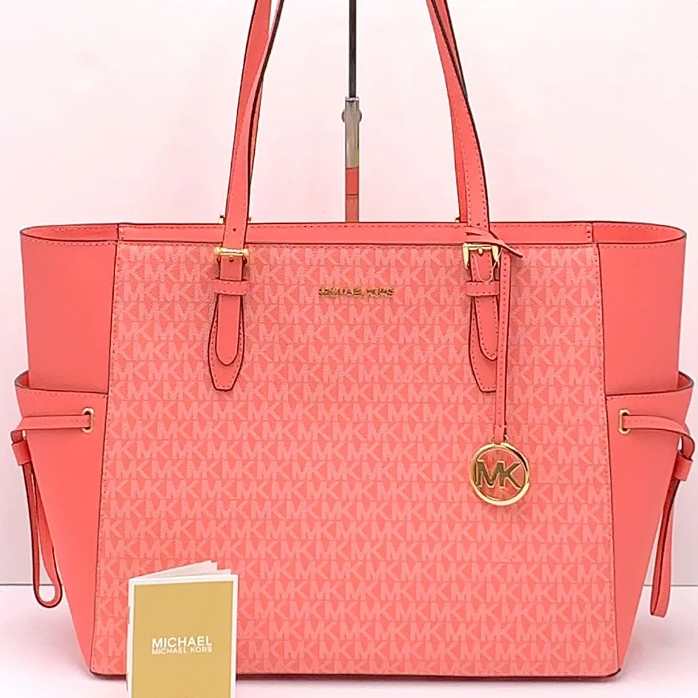 MICHAEL KORS GILLY LARGE DRAWSTRING TRAVEL TOTE GRAPEFRUIT SIGNATURE - Picture 2 of 16